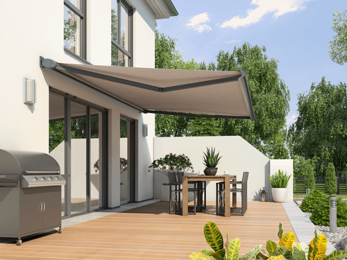 Ausgefahrene Markise über einer Terrasse