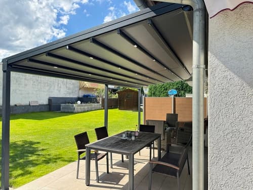 Freistehende Aluminium-Pergola auf einer Terrasse