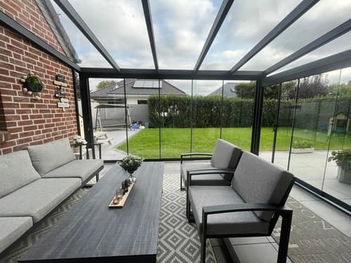 Wintergarten aus Aluminium und Glas an einem Einfamilienhaus