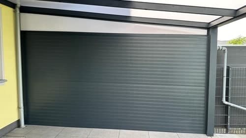 Terrassenüberdachung mit Glasschiebewand und LED-Beleuchtung